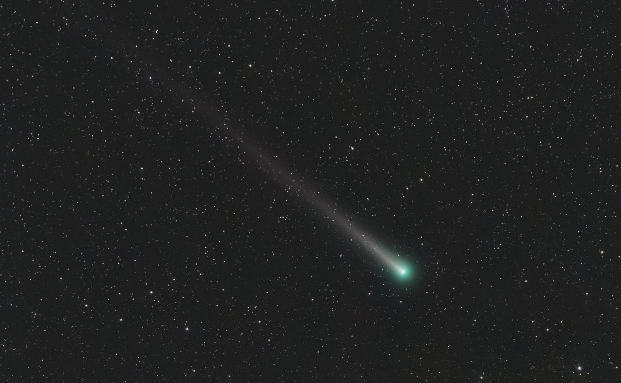 Comet C2021 A1 Leonard Framing 34 RGB R 44x45s G 26x45s B 24x45s ESD CometAligned DBE GHS InpaintCometOnly AddLGBStars Final jpg
